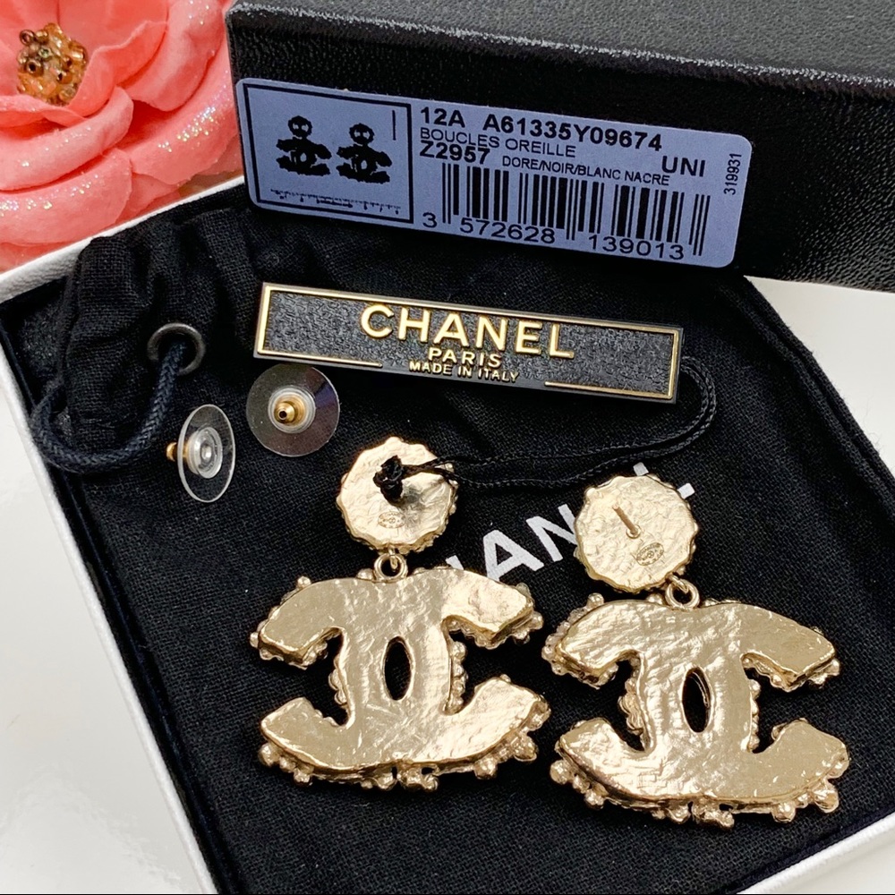 CHANEL Gold Vintage Style CC Logo earrings - Picture 7 of 8